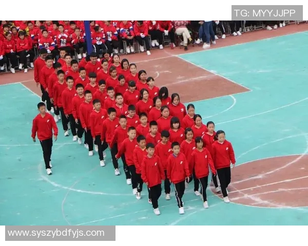 杨颖与足球明星亲密合影展现运动魅力与时尚风采的完美结合